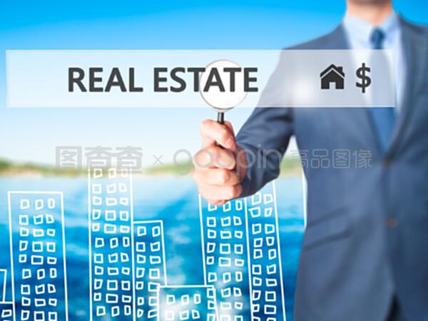 房地產經紀人按下虛擬屏幕上的按鈕。